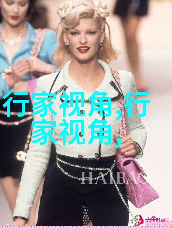 皮肤白的话穿红色卫衣怎么搭配会好点